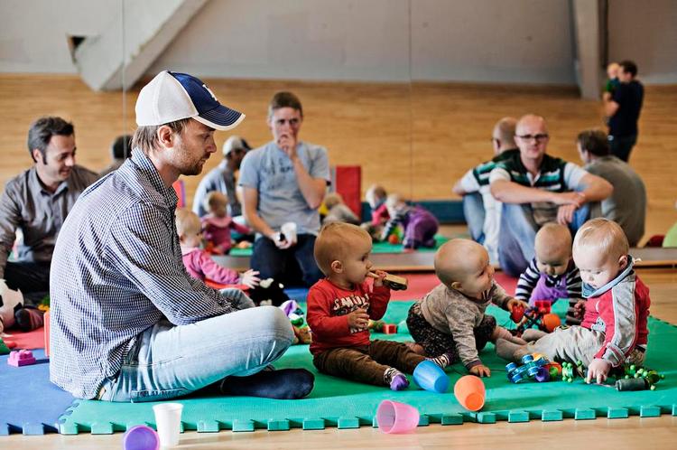 Kovending. Fars Legestue i Korsgadehallen er et tilbud til mænd på barsel. Regeringen lovede øremærket barsel til mænd, men den idé er nu droppet. 