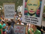 Homo. De bliver ved med at demonstrere i Rusland imod Putins homolov. Og nu putter Obama lidt ekstra malurt i Putins bæger ved at mødes med nogle af homoaktivisterne. 