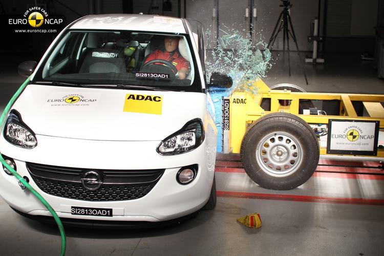 Crash. Opel Adam klarer sig udmærket i kollisionstest, men ikke helt til topkarakter. 