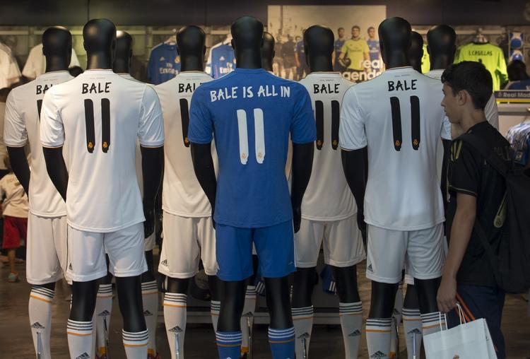 FORRETNING. En del af de 750 mio. kr., Real Madrid har givet for Gareth Bale, skal tjenes ind gennem salg af trøjer. 