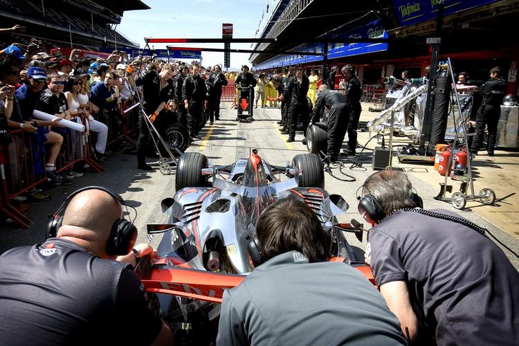 Motorræs. Følg med i det dramatiske kapløb gennem apper på mobilen. 