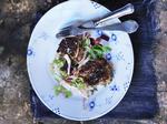 Leverbøffer. Prøv også at blande leveren med hakket oksekød, og form dem til burgerbøffer – de smager dejligt efter en tur på grillen. 