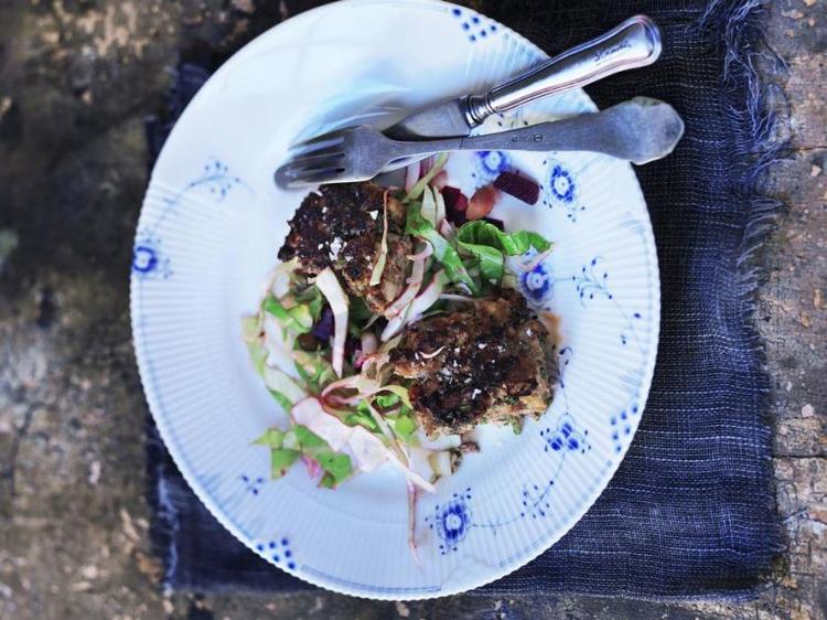 Leverbøffer. Prøv også at blande leveren med hakket oksekød, og form dem til burgerbøffer – de smager dejligt efter en tur på grillen. 