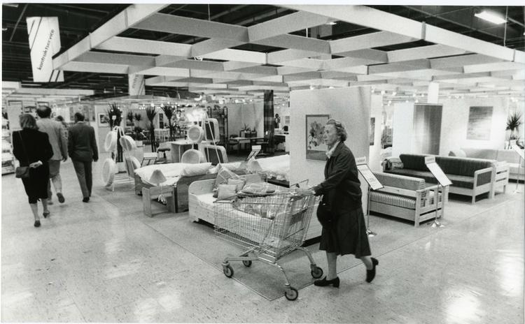 Retro. Kunder i FDB's hedengangne boligcenter 'Interiør' i Tåstrup. 