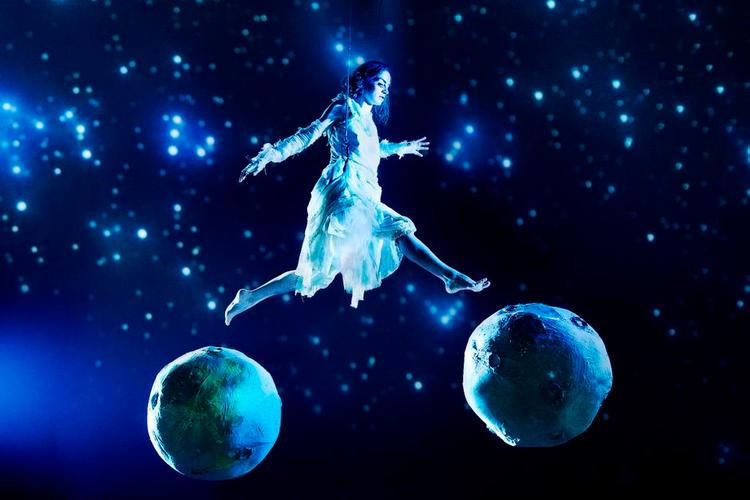 Overdøvet. Der er smæk for skillingen i et syret univers, men samtidig reduceres H.C. Andersens eventyr i høj grad til ren kulisse for en scenisk eksplosiv handing. Det er svært at føle noget for det hyperæsteticerede univers. 