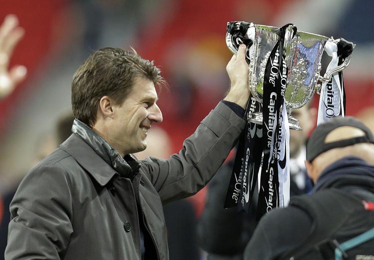 VINDER. Tidligere på året løftede Michael Laudrup pokalen som Swansea-manager. Et medlem af Læsernes Tipsklub får mulighed for at opleve, hvem der løfter den næste år. 