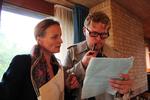 Dødsbo. Skuespillerne Kirsti Kærn og Sune Christoffer Abel fører tilskuerne igennem den dramatiske historie. Foto: Mike Friis Østergaard. 