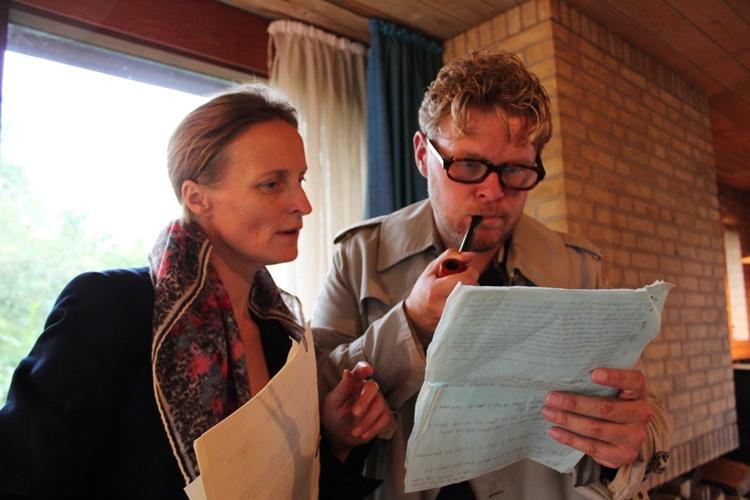 Dødsbo. Skuespillerne Kirsti Kærn og Sune Christoffer Abel fører tilskuerne igennem den dramatiske historie. Foto: Mike Friis Østergaard. 