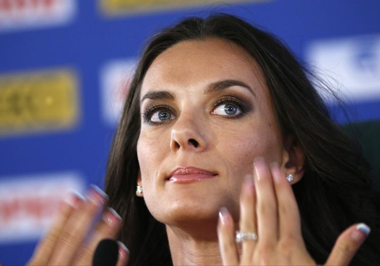 misforstået. Udtalelserne på pressemødet efter hendes VM-sejr var en misforståelse, har Jelena Isinbayeva forklaret,  men IOC vil kigge på sagen, da russeren er olympisk ambassadør. 