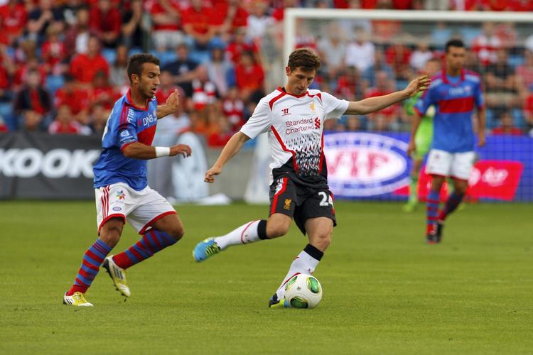 SPÆRRET. I Vålerenga mødte Mohammed Fellah (tv.) en venskabskamp mod Liverpool, men officielle, europæiske kampe får nordmanden ikke spillet i Esbjerg i første omgang. 