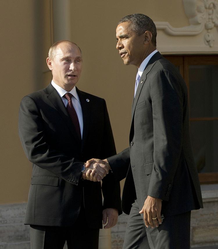 Håndtryk. Obama og Putin udvekslede nogle få høflighedsfraser og gav så hinanden hånden af hensyn til kameraerne. 