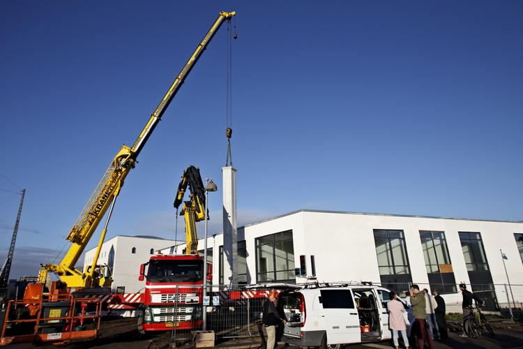 Religion. Opsætningen af den 20 meter høje minaret - det nye kendetegn for den nye moske, der snart åbner  på Nørrebro. 
