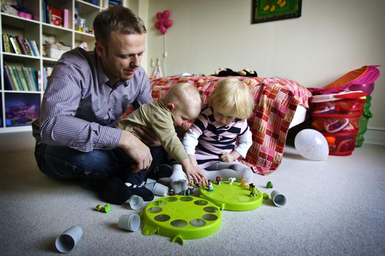 Socialdemokratiet vil have flere fædre til at tage barsel. De er gået væk fra øremærket barsel til mænd og tror nu mere på økonomisk bonusordning. 