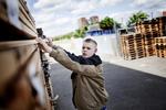 Praktikplads. Trygve Bechsgaard kan ikke finde en praktikplads som tømrer. Det ville være lettere, hvis lønnen til elever var lavere, skriver Rasmus Brygger. 