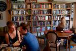 Litteratur. Litteraturglade århusianere kan købe bøger og nyde vin og kaffe mellem fyldte bogreoler på Løve's Bog- og Vincafé. 