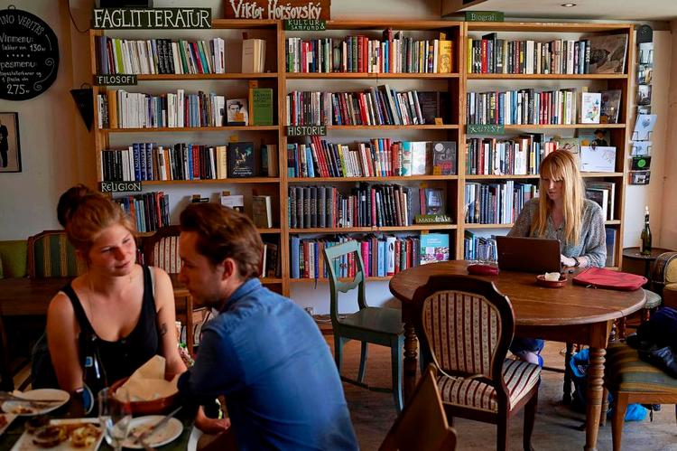 Litteratur. Litteraturglade århusianere kan købe bøger og nyde vin og kaffe mellem fyldte bogreoler på Løve's Bog- og Vincafé. 