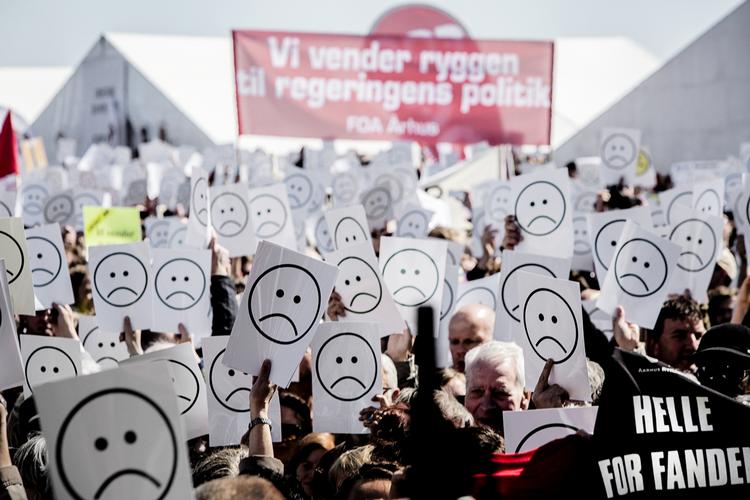 Smiley. »Vil vi gerne leve i et samfund, hvor vi hele tiden render rundt og ser os selv i spejlet og undersøger, hvordan vi tager os ud?«, spørger Københavns biskop. 