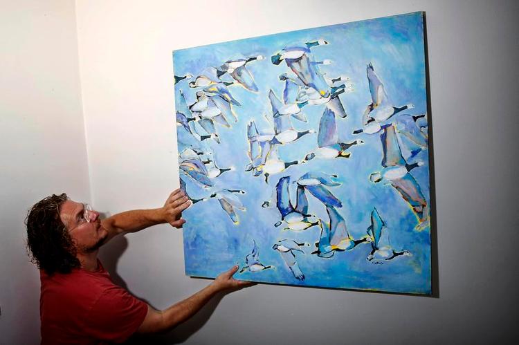 Glædessyn. Sociologen Henrik Dahl bruger gerne penge på kunst til væggene - og er især glad for sit fuglemaleri. 