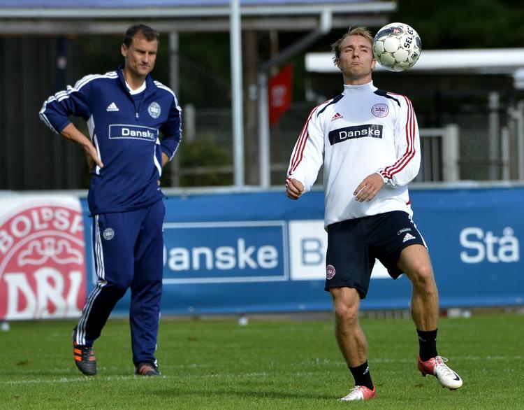 SÅDAN. Hvis Christian Eriksen skulle blive i tvivl, kan han rådføre sig med landsholdets angrebstræner, Ebbe Sand, der ved, hvordan man scorer mod Malta. 
