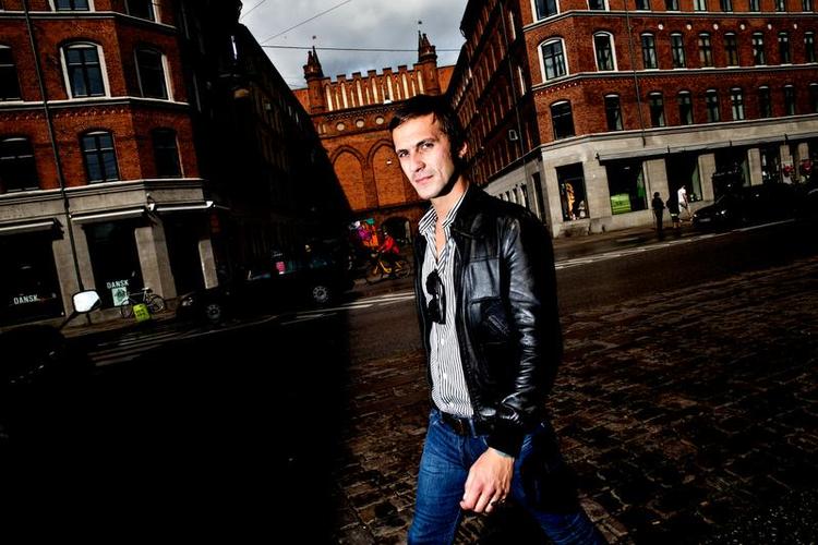 Vesterbro. Steffen Westmark krydser Skydebanegade, hvor han denne sommer spillede en koncert, der føltes som om, den samlede hele gaden. 