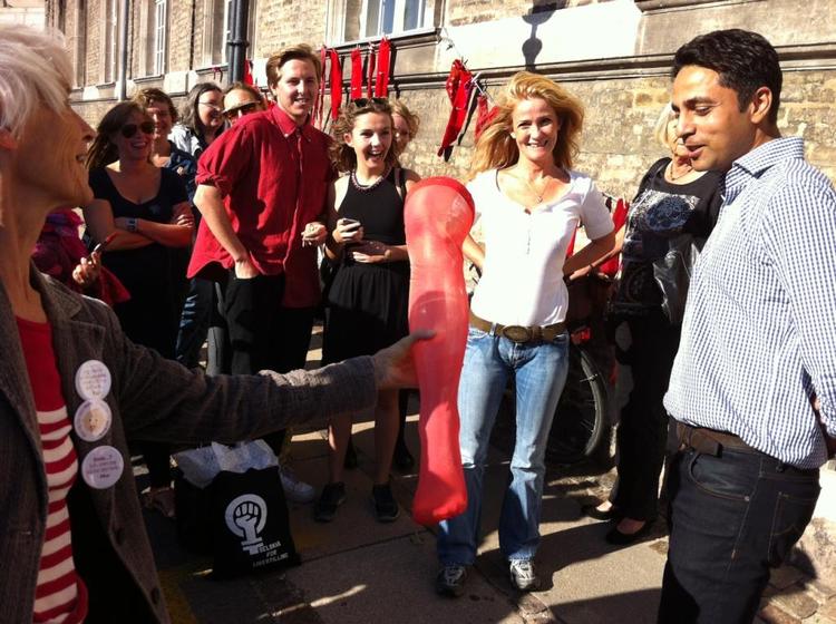 Demo. Ligestillingsminister Manu Sareen fik røde strømper af sure feminister, der prosterer mod regeringens beslutning om at droppe øremærket barsel til mænd. 