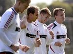 fynboer. Emil Larsen (th) er ikke med fra start i aften mod Malta, men det er de to andre med OB-baggrund, Rasmus Falk (nummer to fra højre) og Christian Eriksen (nummer tre fra højre). 
