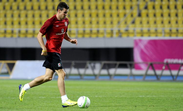 bænket. Gareth Bale træner med Wales' landshold før kampen i aften mod Makedonien. 