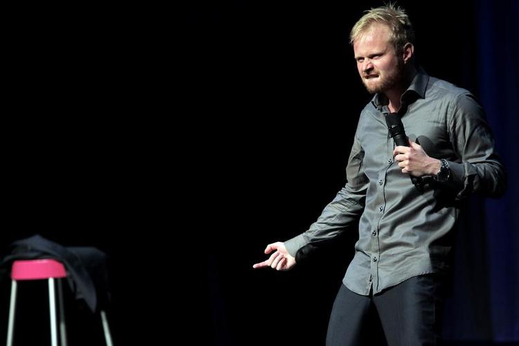 SKARPTSKÅRET. Såvel tøjmæssigt som sprogligt er Jonatan Spang klædt passende moderigtigt på i showet 'Jonatan Spangs bryllup'. 