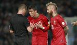 tremålsskytte. Cristiano Ronaldo (midt) brokker sig til dommeren over et gult kort. 