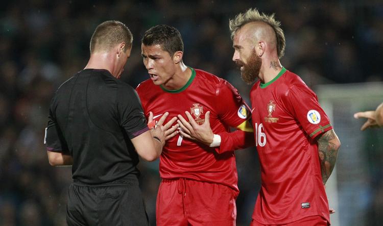 tremålsskytte. Cristiano Ronaldo (midt) brokker sig til dommeren over et gult kort. 