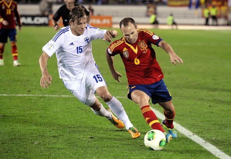 sikkert. Spanien vandt over Finland og fører derved puljen foran Frankrig, som snublede. 