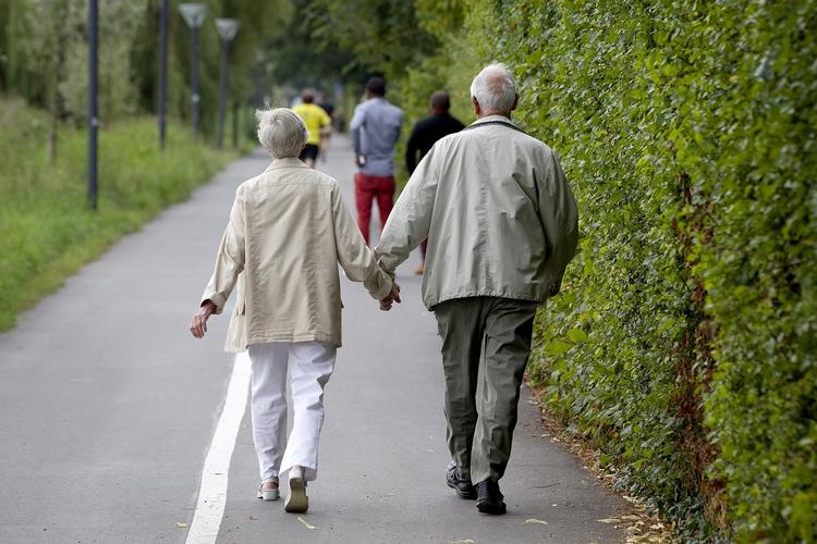 aktiv. Ny undersøgelse tyder på, at man når en tærskel med lavere dødelighed, hvis man er aktiv en halv time om dagen med f.eks. en gåtur. 