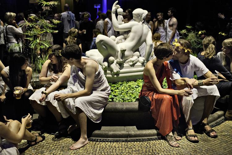 Gadeplan. Gæsterne fik blandt andet 'skarntydesaft', da Golden Days' stort anlagte åbningsfest for ny filosofifestival fandt sted på Glyptoteket. 