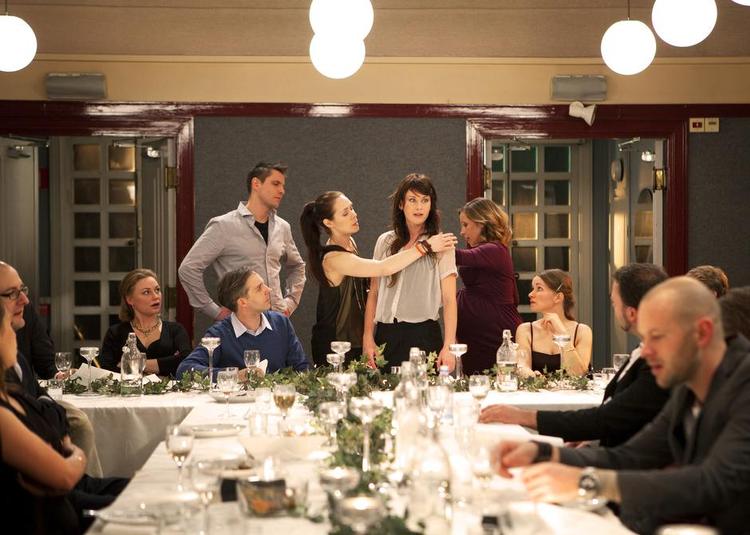 mobning. Svenske Anna Odell sætter spot på sin egen skoletid med 'Återträffen', hvor den kvindelige hovedperson dukker uinviteret op til jubilæumsfest. 