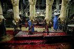 lønnedgang. tillidsfolkene på slagteriet Danish Crown foreslog i den forgangne uge, at medarbejderne skal gå ned i løn for til gengæld at investere i udbygningen af produktionsapparatet 