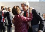 Topmøde. Her hilser EU's udenrigspolitiske chef, Catherine Ashton, på USA's udenrigsminister, John Kerry, under et møde i Vilnius, Litauen mellem EU's udenrigministre og USA omkring blandt andet Syrien-konflikten. 