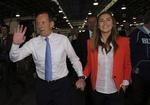 Vinder? Tony Abbott står til at vinde premierministerposten i Australien. Her ses han under valgkampen på et marked i Sydney med sin datter Frances Abbott. 