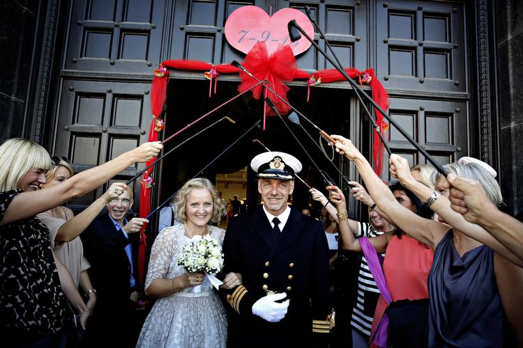 LYKKEDAG. Flere hundrede ville lørdag giftes på Københavns Rådhus på datoen med tallene 7-9-13. Det var en festdag, som mange gjorde noget særligt ud af. 