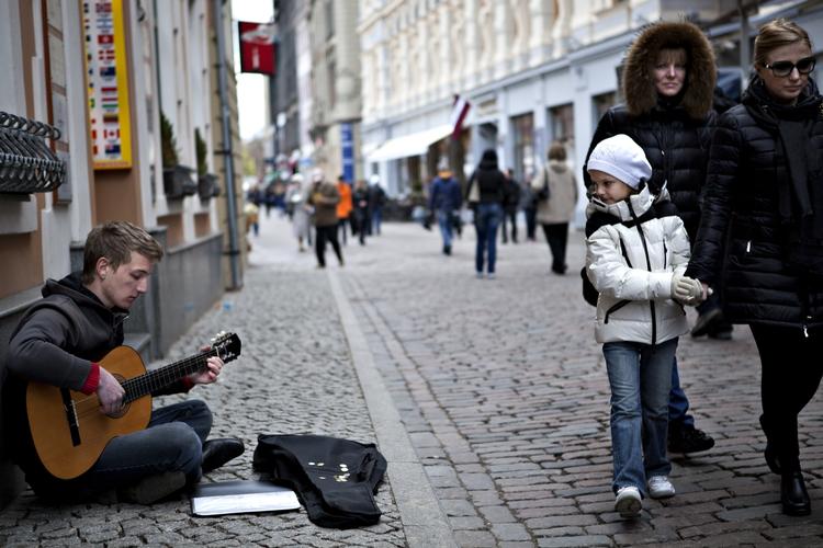 Normalt er det liv på gaderne i Letlands hovedstad Riga. Det bliver der lukket ned for de næste fire uger.  