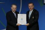 Kandidat. Tyrkiets premierminister Tayyip Erdogan (th) modtager et diplon af IOC-præsident, Jacques Rogge, på et møde i Buenos Aires, efter han har fremlagt tyrkernes bud på et OL-værtskab i 2020. 