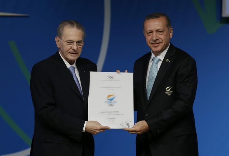 Kandidat. Tyrkiets premierminister Tayyip Erdogan (th) modtager et diplon af IOC-præsident, Jacques Rogge, på et møde i Buenos Aires, efter han har fremlagt tyrkernes bud på et OL-værtskab i 2020. 