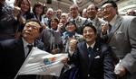 SEJRSTEGN. Japans premierminister Shinzo Abe(til højre) viser sin glæde sammen med den japanske delegation efter at Tokyo har fået tildelt OL i 2020. 