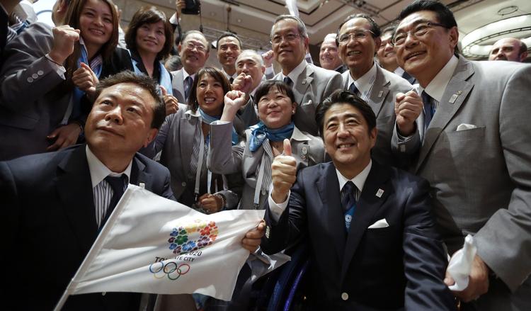 SEJRSTEGN. Japans premierminister Shinzo Abe(til højre) viser sin glæde sammen med den japanske delegation efter at Tokyo har fået tildelt OL i 2020. 
