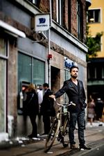 Optimist. Ole Bjerg prøver som sociolog at få os til at forstå, hvordan bankerne skaber penge, de ikke har, og dermed både skaber kriser og gør dem værre. Han håber, systemet bliver ændret, før det braser sammen. Foto: Daniel Hjorth. 