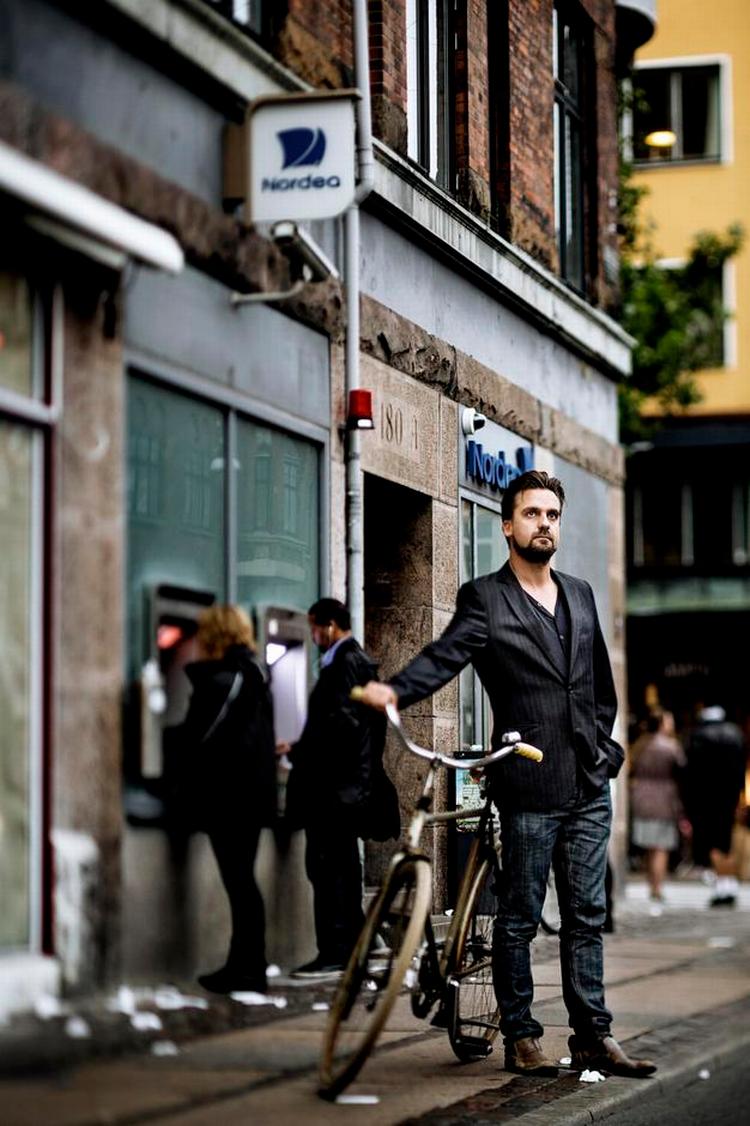 Optimist. Ole Bjerg prøver som sociolog at få os til at forstå, hvordan bankerne skaber penge, de ikke har, og dermed både skaber kriser og gør dem værre. Han håber, systemet bliver ændret, før det braser sammen. Foto: Daniel Hjorth. 