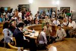 Demonstration. Et bredt udsnit af egyptiske kunstnere erklærede ved en fælles pressekonference deres støtte til det nye politiske styre og dets kamp Svigt. Kunstnerne var især optaget af at lade omverdenen vide, at den svigtede det egyptiske folk ved at kritisere militæret. 