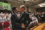 TRØSTEORD. Japans premierminister Shinzo Abe trøster sin kollega Tayyip Erdogan efter Istanbul og Erdogan er blevet forbigået i kampen om OL 2020. 