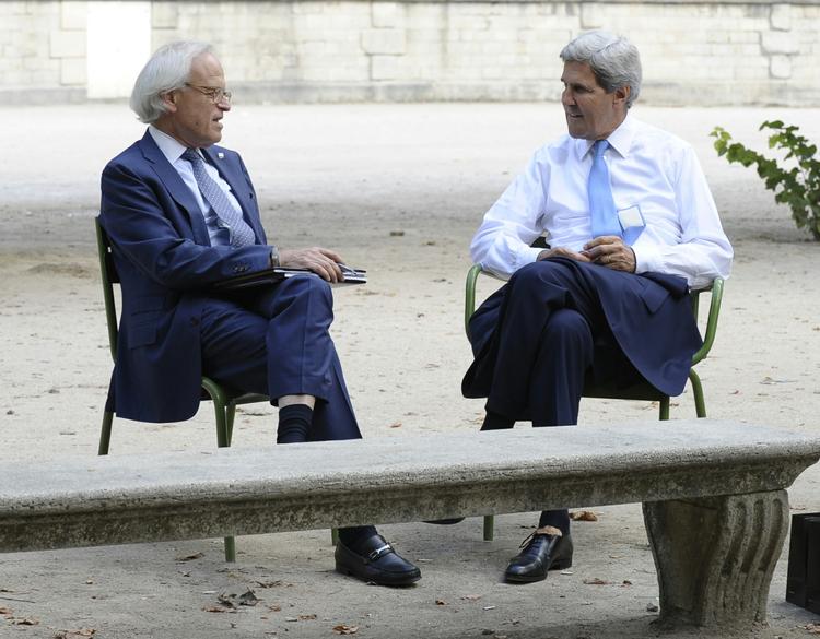 Forhandlinger. USA's udenrigsminister John Kerry er i Paris for at drøfte et eventuelt militært angreb på Syrien. En række nøglepersoner tages i ed. 