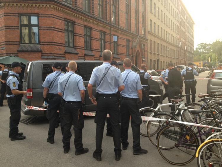 Politiopbud. Politi er rykket talstærkt ud i Poppelgade på Nørrebro hvor fire blev anholdt. 