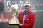 POKALEN. En meget rød jakke og en meget stor pokal følger med, når Thomas Bjørn vinder Omega European Masters. 